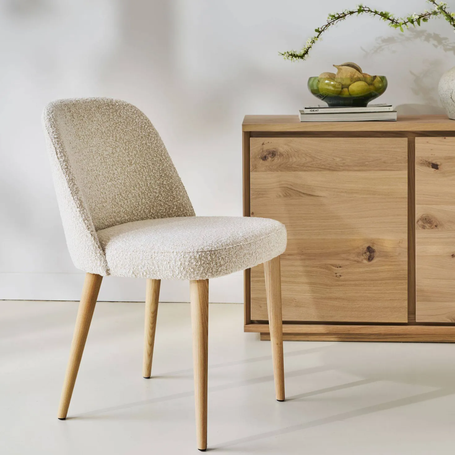 Chaise bouclette pieds bois Maxine