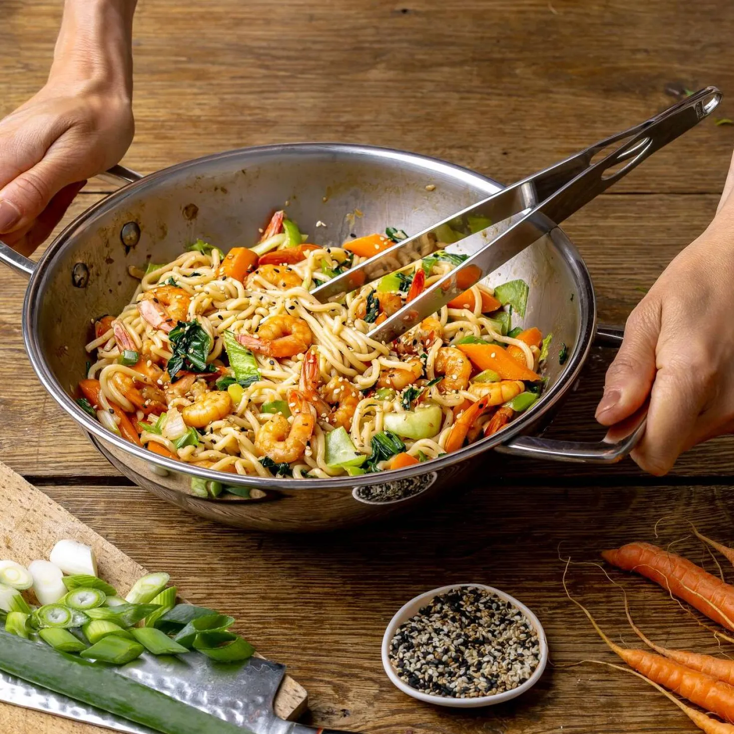 CRISTEL Wok en inox 3 ply, 28 cm, 2 anses fixes, avec couvercle en verre CASTEL PRO