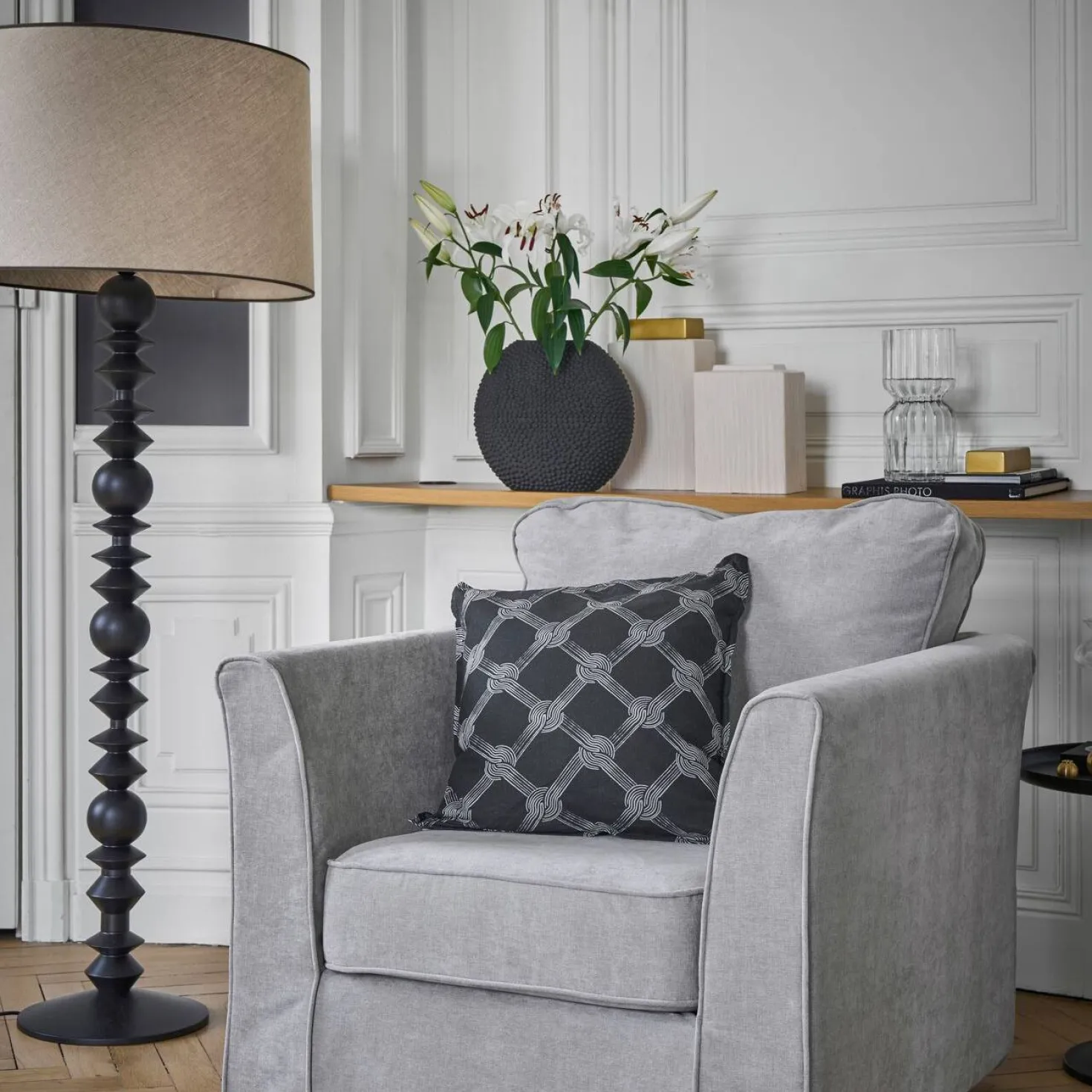 Lampadaire pied bois noir structuré et abat-jour beige Rolande