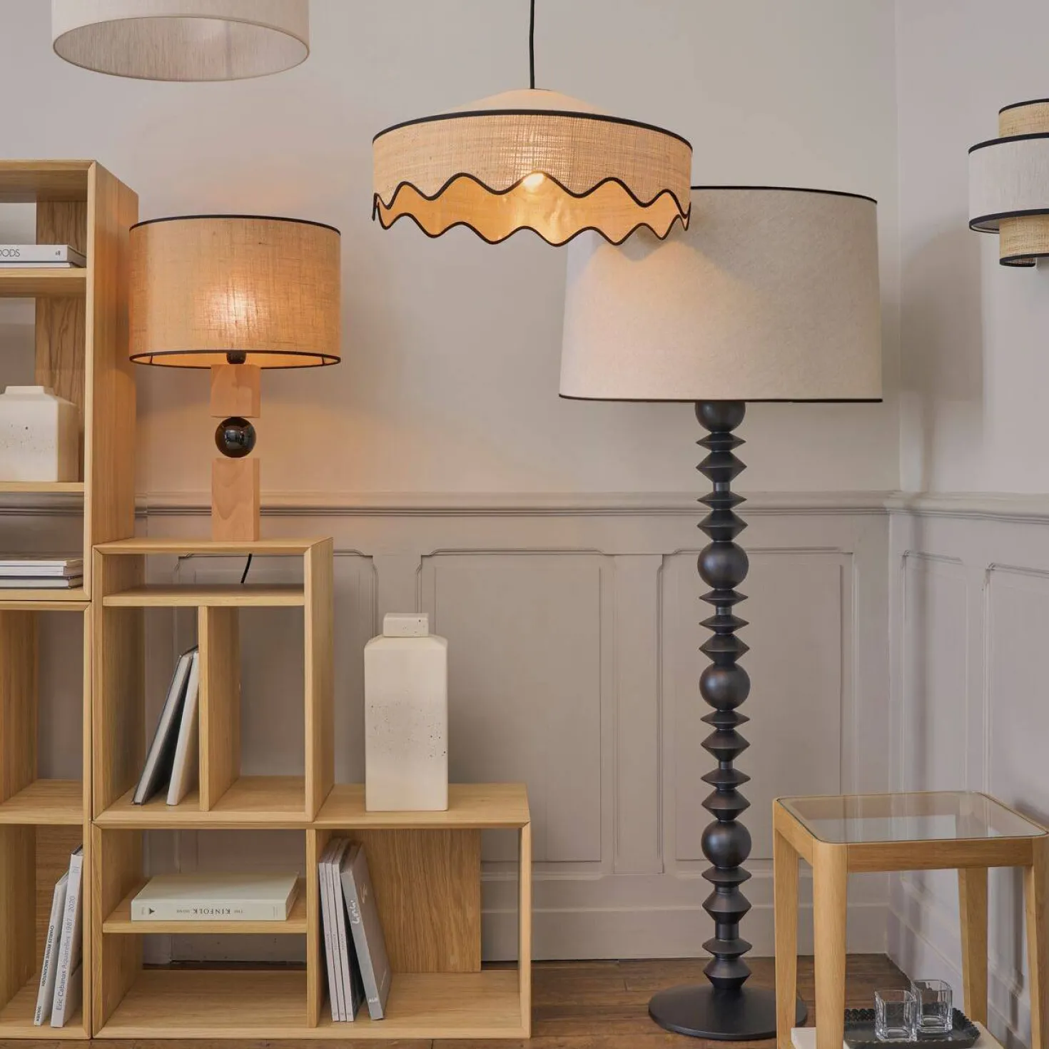 Lampadaire pied bois noir structuré et abat-jour beige Rolande