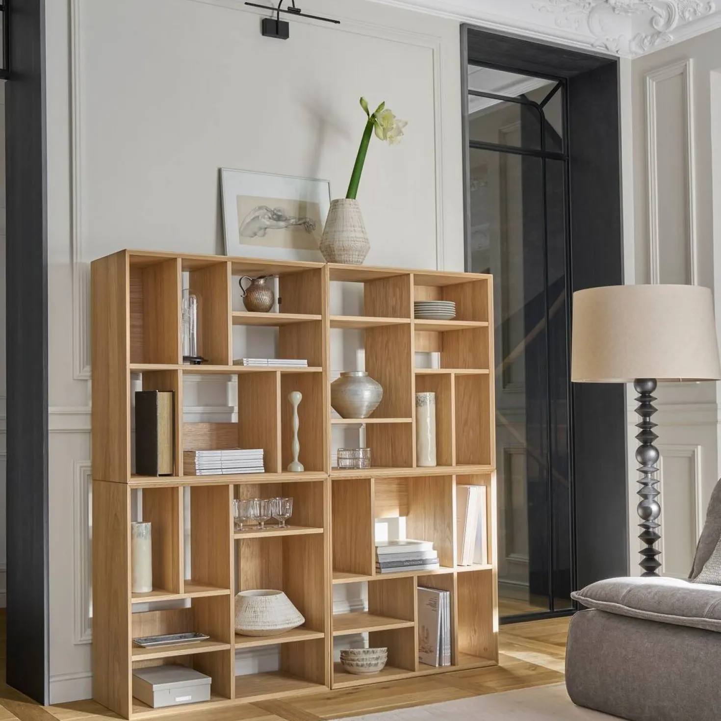 Lampadaire pied bois noir structuré et abat-jour beige Rolande