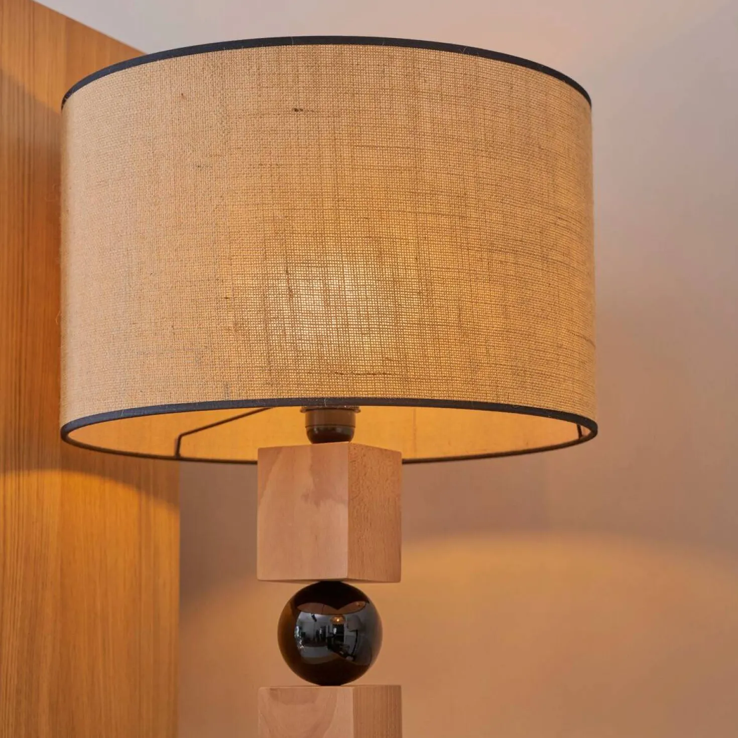 Lampe à poser en bois et abat jour jute Romy