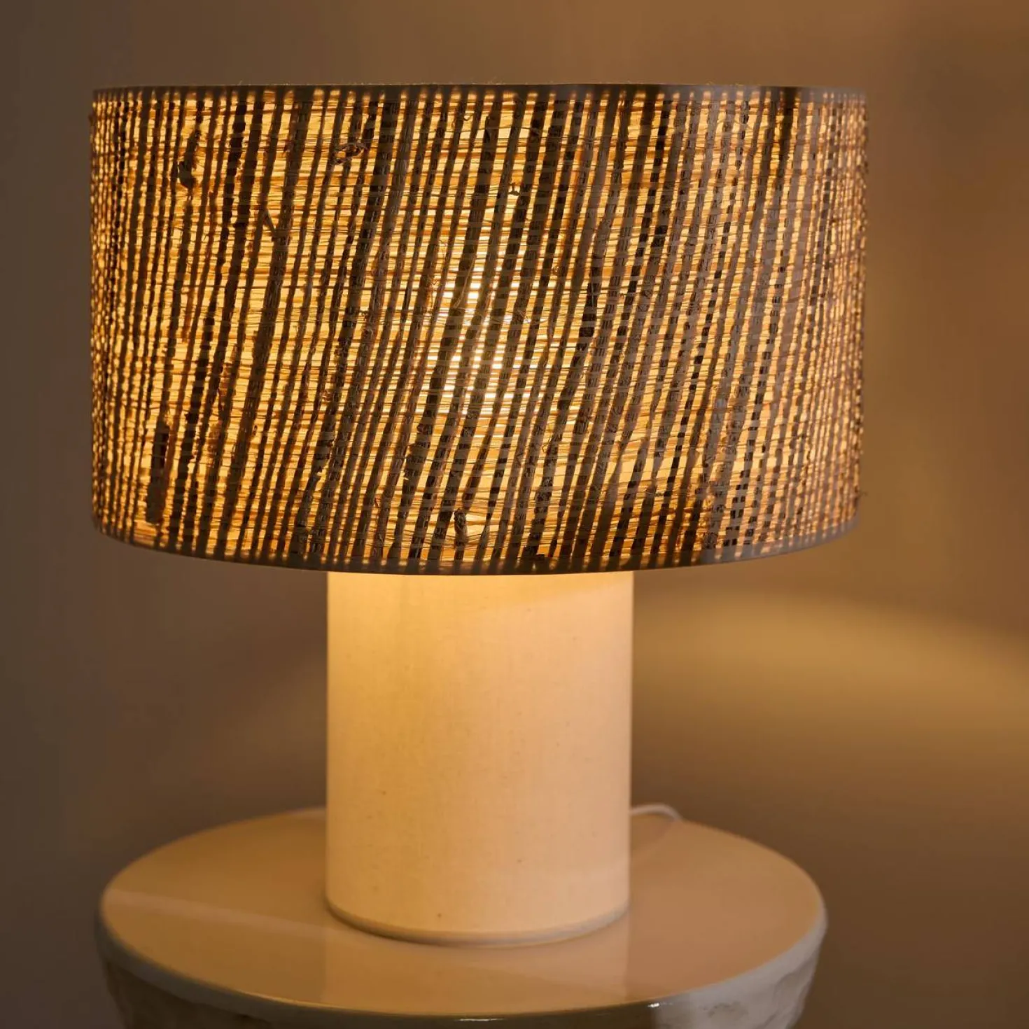 Lampe à poser pied en lin blanc et abat -jour en rabane Risley