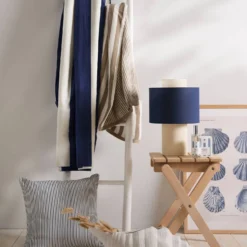 Lampe à poser tissu bleu et blanc Swan