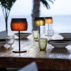 LES JARDINS LOLIE - Lampe de table H 28 cm solaire & rechargeable 200 LM maille AMBRE