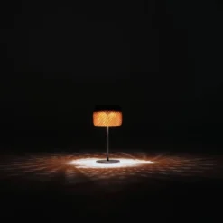 LES JARDINS LOLIE - Lampe de table H 28 cm solaire & rechargeable 200 LM maille AMBRE