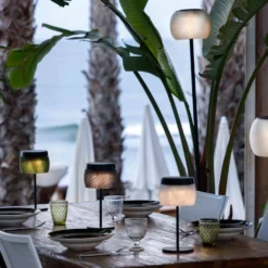 LES JARDINS LOLIE - Lampe de table H 28 cm solaire & rechargeable 200 LM maille OLIVE