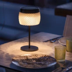 LES JARDINS LOLIE - Lampe de table H 28 cm solaire & rechargeable 200 LM maille CRISTAL