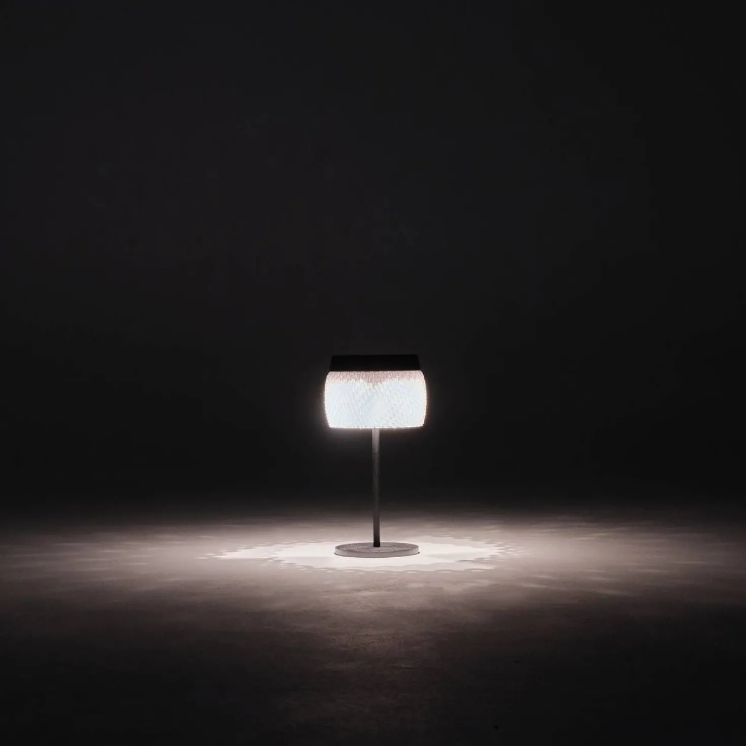 LES JARDINS LOLIE - Lampe de table H 28 cm solaire & rechargeable 200 LM maille CRISTAL