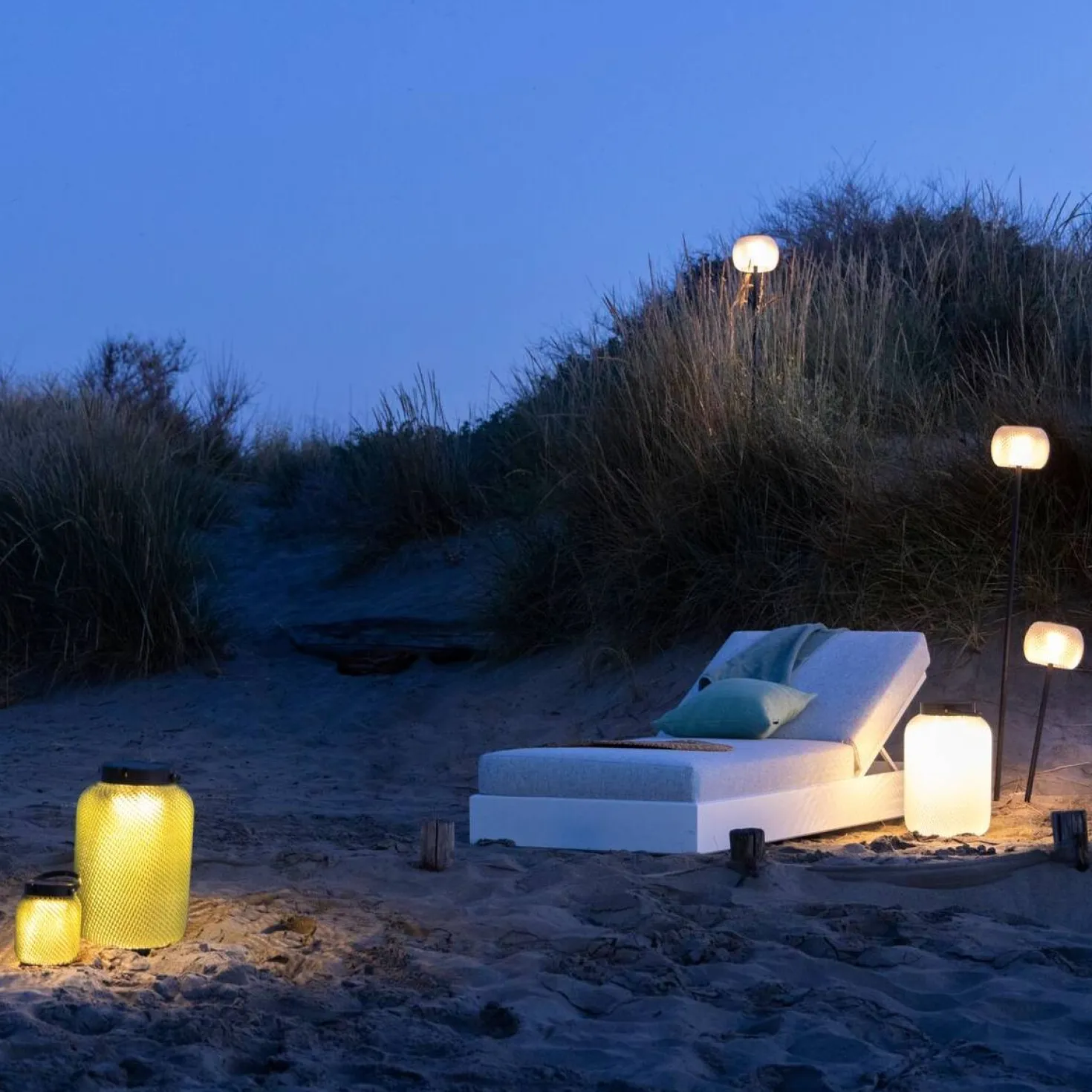 LES JARDINS LOLIE - Lampion lesté à poser H 20 cm solaire & rechargeable 200 LM maille OLIVE