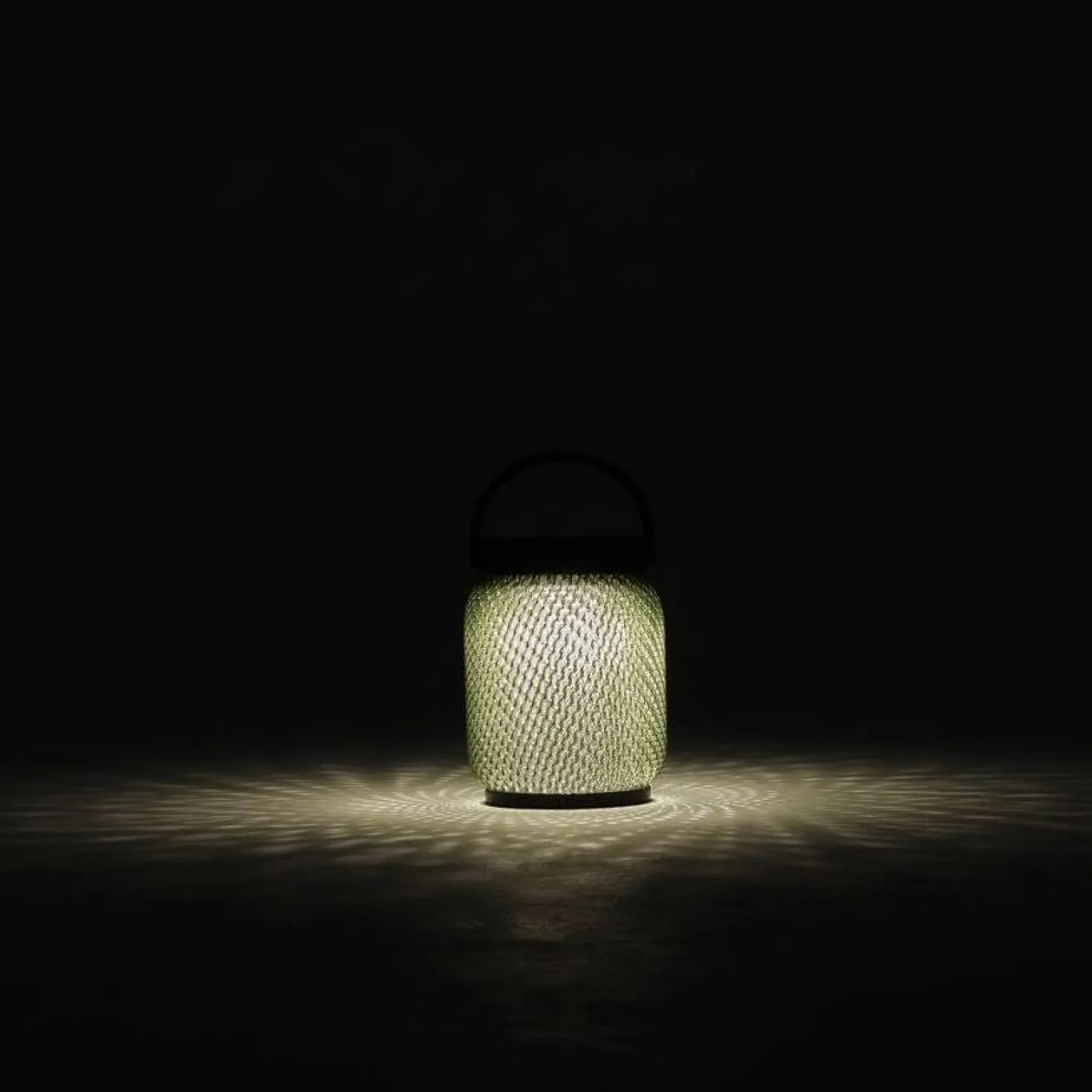 LES JARDINS LOLIE - Lampion lesté à poser H 20 cm solaire & rechargeable 200 LM maille OLIVE