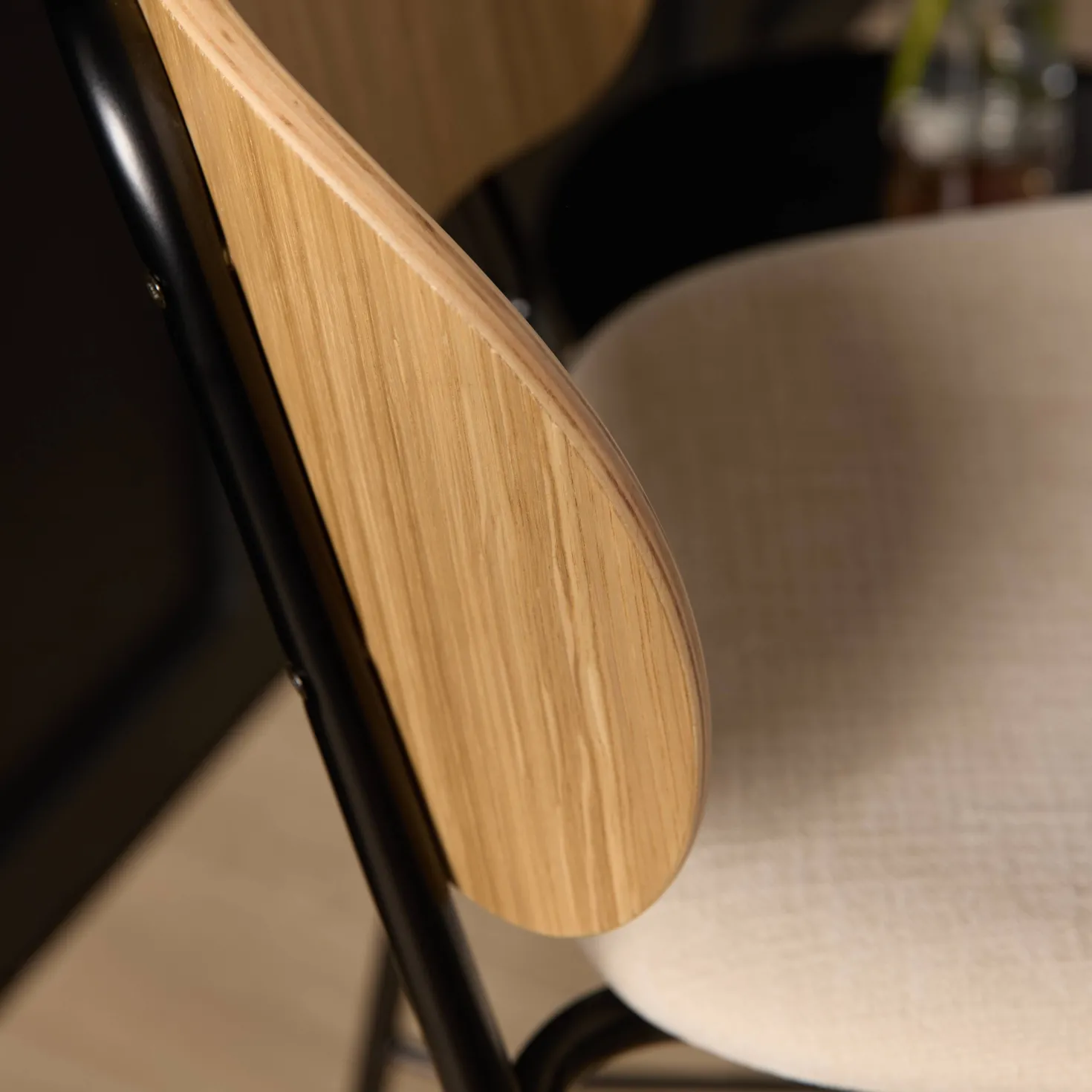 Lot de 2 chaises d'îlot 65 cm tissu et bois pieds métal Sofia